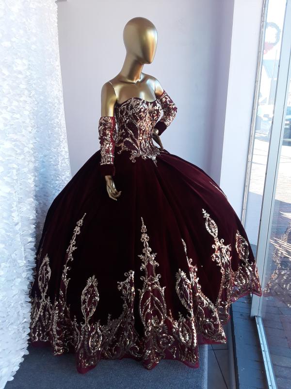 This elegant gown in the window of Susan’s Boutique is an eye-catching temptation to make passersby step into the shop.